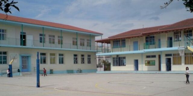 Λάρισα: Μάθημα στην αυλή για 50 παιδιά λόγω έλλειψης αιθουσών