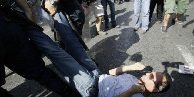 Βίντεο: ΜΑΤ απομακρύνουν σχολικό φύλακα τραβώντας τον από τα πόδια