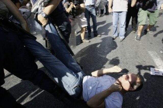 Βίντεο: ΜΑΤ απομακρύνουν σχολικό φύλακα τραβώντας τον από τα πόδια
