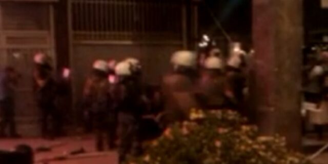 Σκηνικό πολέμου στη Θεσσαλονίκη – Πετροπόλεμος, χημικά και προσαγωγές