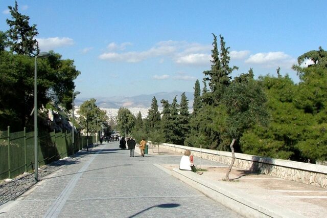 Μετονομάζεται η Πλατεία Θησείου σε Ζακλίν ντε Ρομιγί