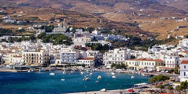 Δήμαρχος Τήνου σε Γ. Στουρνάρα: “Σας προσφέρω ένα εισιτήριο για να δείτε το μπάχαλο”