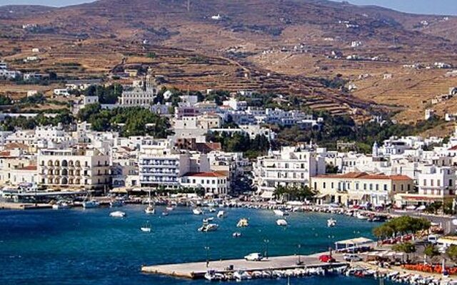 Δήμαρχος Τήνου σε Γ. Στουρνάρα: “Σας προσφέρω ένα εισιτήριο για να δείτε το μπάχαλο”