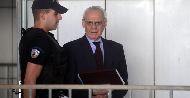 Το ακροατήριο χειροκρότησε όταν ο αναπληρωτής εισαγγελέας ζήτησε ισόβια για Τσοχατζόπουλο