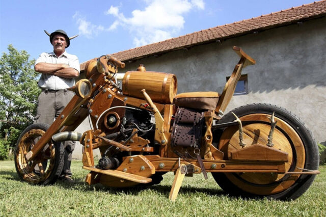 Ο άνδρας που έφτιαξε την Chopper των ονείρων του από ξύλο
