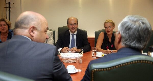 Χατζηδάκης προς τράπεζες: “Ρίξτε” χρήμα στην αγορά
