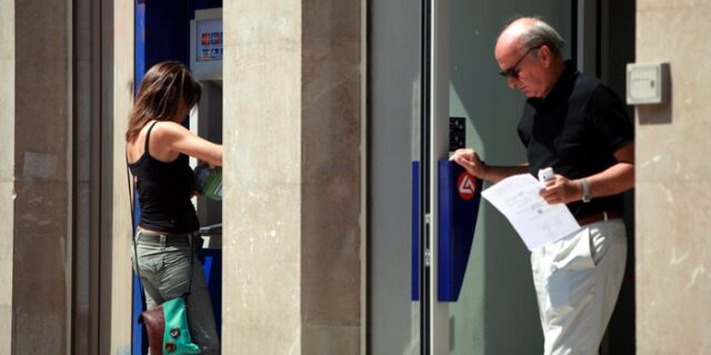 Συνήγορος του Πολίτη: Μην βάζετε χέρι σε μισθούς και συντάξεις
