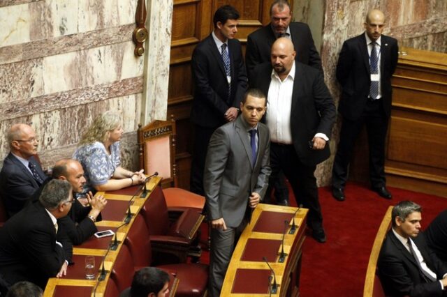 Μπάχαλο στη Βουλή με Κασιδιάρη και Δριβελέγκα: “Προδότες, κλέφτες και πουλημένοι” – “Είστε τραμπούκοι και φασίστες”