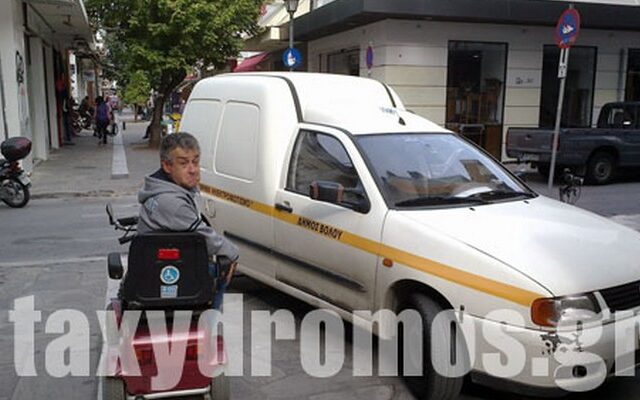 ΕΔΕ για τη στάθμευση οχήματος του δήμου Βόλου σε ράμπα ΑμεΑ