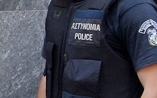 Σε διαθεσιμότητα αστυνομικός για κατοχή όπλων και ναρκωτικών