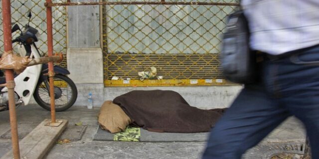 Η φτώχεια, τα συσσίτια και τα σκουπίδια της κρίσης