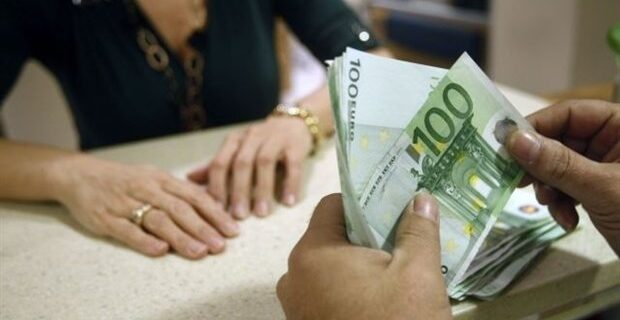 Σηκώνουν τις καταθέσεις για να πληρώσουν φόρους