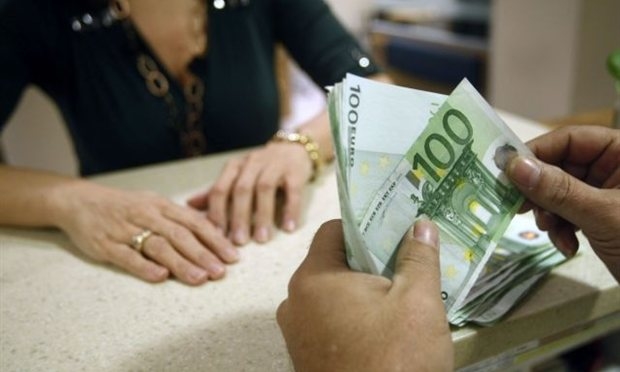 Σηκώνουν τις καταθέσεις για να πληρώσουν φόρους