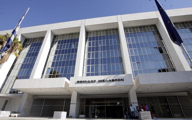 Έρευνα για διακίνηση όπλων που σχετίζονται με τη Χρυσή Αυγή