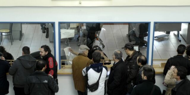 Αύξηση της παρακράτησης φόρου στα “μπλοκάκια” με εντολή τρόικας