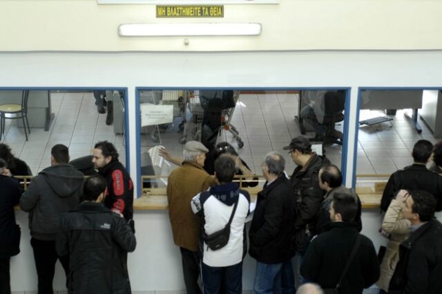 Αύξηση της παρακράτησης φόρου στα “μπλοκάκια” με εντολή τρόικας