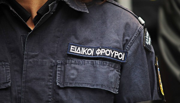 Συνελήφθη ειδικός φρουρός για κακοποίηση 22χρονης. Στην κατοχή του βρέθηκε και ξιφίδιο με τη σβάστικα