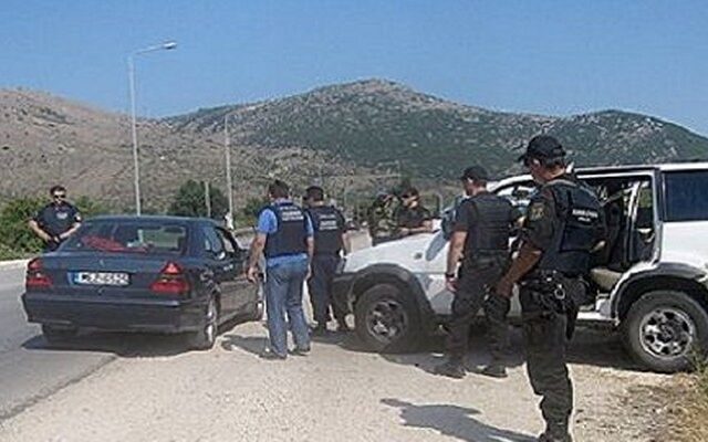 “Οργώνει” Θεσπρωτία και Πρέβεζα η αστυνομία για τη σπείρα με το καλάσνικοφ