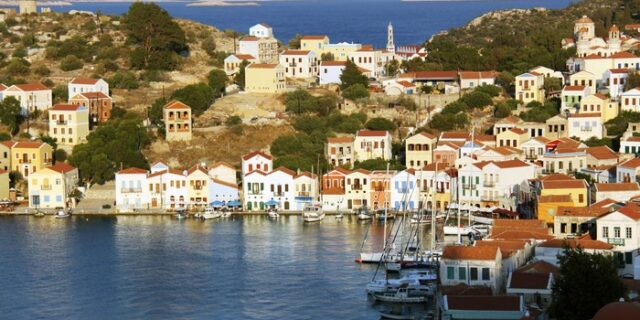Σύροι μετανάστες έφτασαν κολυμπώντας στο Καστελόριζο από την Τουρκία