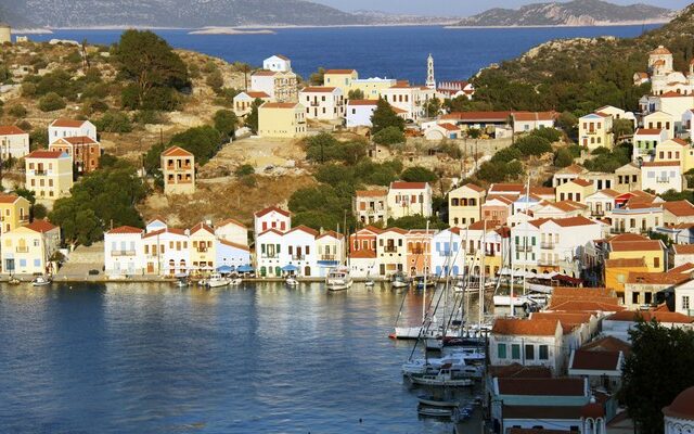Σύροι μετανάστες έφτασαν κολυμπώντας στο Καστελόριζο από την Τουρκία