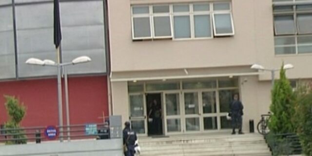 Τα ΜΑΤ “έσπασαν” την κατάληψη εργαζομένων στο Διοικητήριο Ευβοίας