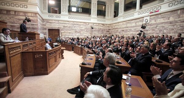 Νέο φόρο στο φυσικό αέριο ζητούν 30 βουλευτές της ΝΔ