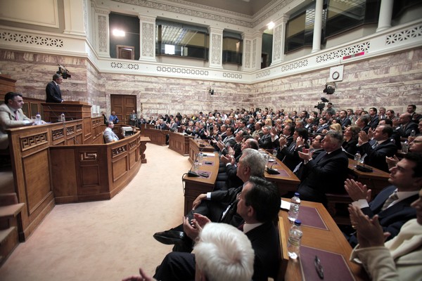 Νέο φόρο στο φυσικό αέριο ζητούν 30 βουλευτές της ΝΔ