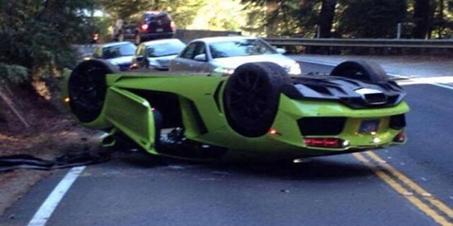 Μια Lamborghini Aventador ανάποδα στο δρόμο