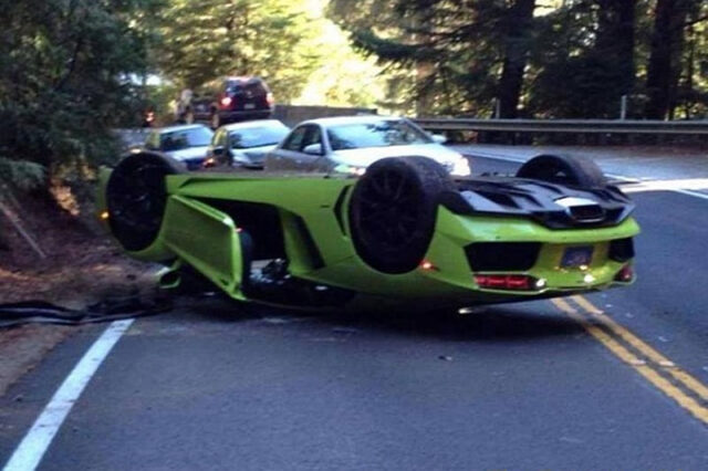 Μια Lamborghini Aventador ανάποδα στο δρόμο