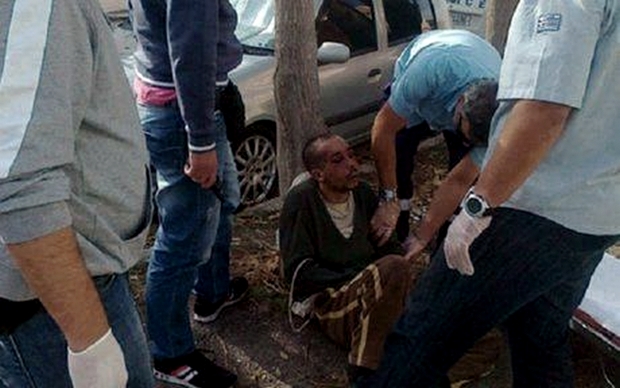 Απελαύνεται ο μετανάστης που έμεινε δεμένος με αλυσίδα στη Σαλαμίνα