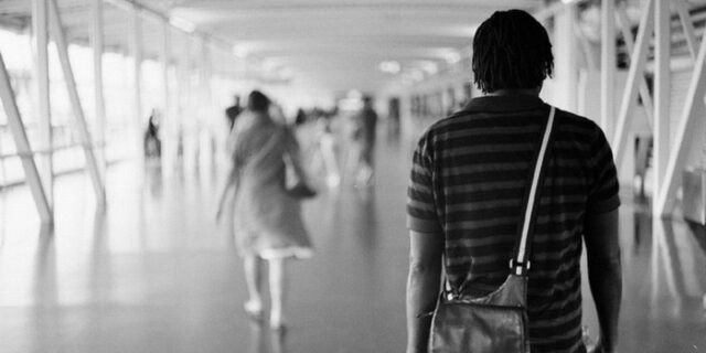 Γιε μου που πας; Μάνα θα πάω στα ξένα