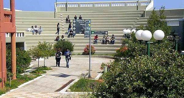 Πανεπιστημιακός κατηγορείται για δωροδοκία