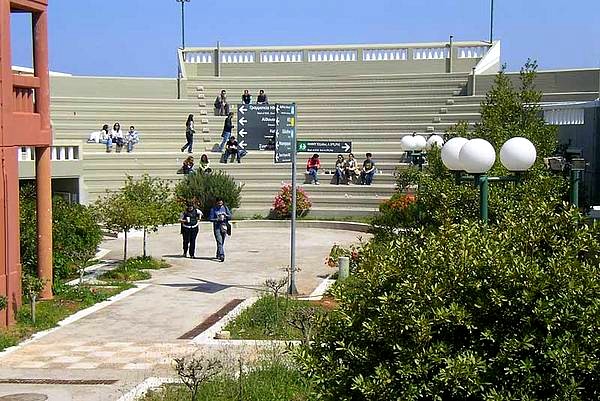 Πανεπιστημιακός κατηγορείται για δωροδοκία