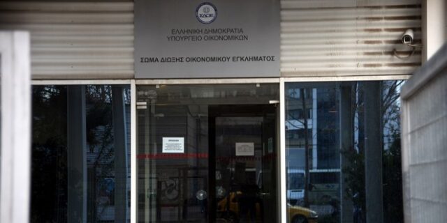 “Αχυράνθρωποι” και “τρύπες” στο σύστημα εκτόξευσαν τη φοροδιαφυγή στα ύψη