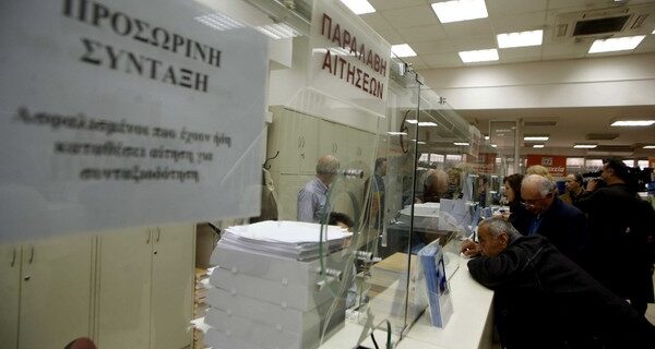Έπαιρνε για 30 χρόνια τη σύνταξη του νεκρού συζύγου της ενώ είχε ξαναπαντρευτεί