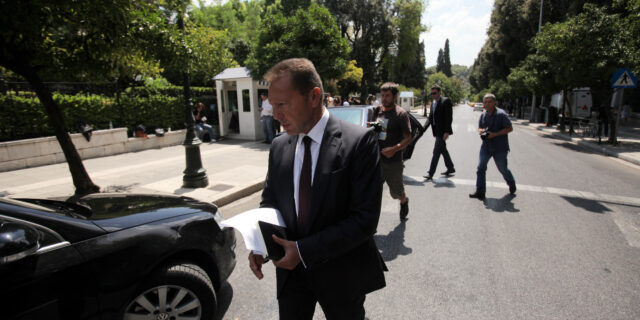 Στουρνάρας για όλους και για όλα: Δεν παραιτούμαι. Αποκλείω κούρεμα καταθέσεων