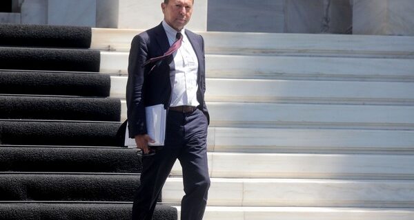 Στουρνάρας: “Η κυβέρνηση δεν μπορεί να αποδεχθεί απόψεις που υποτιμούν τις προσπάθειες του ελληνικού λαού”