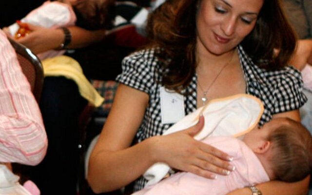 Ταυτόχρονος δημόσιος θηλασμός σε 39 πόλεις στις 3 Νοεμβρίου