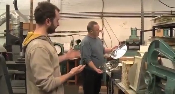 Βίντεο: Πως κατασκευάζεται ένας δίσκος βινυλίου και γιατί “δεν λέει ακόμα να πεθάνει”