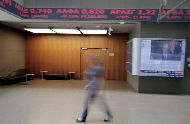 Υποβαθμίζει το ελληνικό χρηματιστήριο η S&P