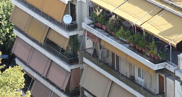 Γιατί η επιστημονική επιτροπή της Βουλής αδειάζει την κυβέρνηση για το νόμο περί φορολογίας ακινήτων