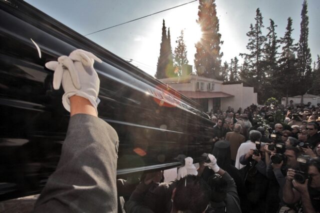 Πλήθος κόσμου στην κηδεία του Νίκου Φώσκολου