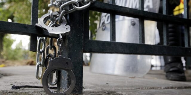 Έδεσαν με χειροπέδες την καγκελόπορτα της ΕΡΤ