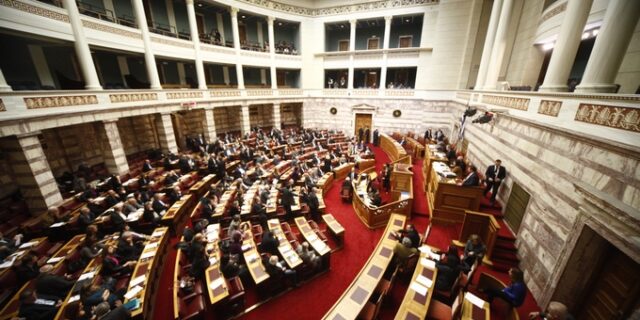 Υπερψηφίστηκε η τροπολογία για τα φάρμακα – Κόντρες και ένταση στη Βουλή