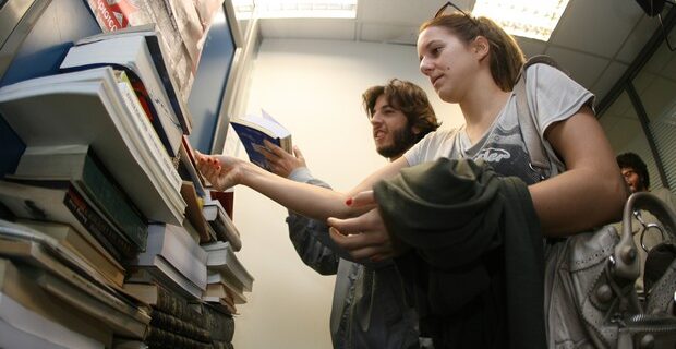 Φοιτητές “έχτισαν” το γραφείο του Αρβανιτόπουλου με βιβλία