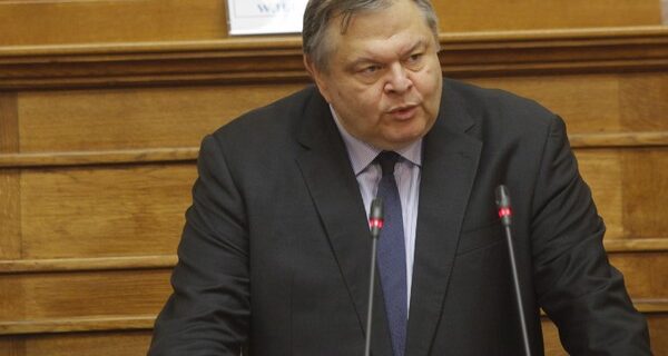 Με 153 ψήφους κατά απορρίφθηκε από την πλειοψηφία η πρόταση μομφής του ΣΥΡΙΖΑ. Αντάρτικο από Τζάκρη. Τη διέγραψε ο Βενιζέλος