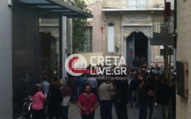Ένταση στο Ηράκλειο: Αγρότες εισέβαλαν στο Δικαστικό Μέγαρο, τραυματίες αστυνομικοί