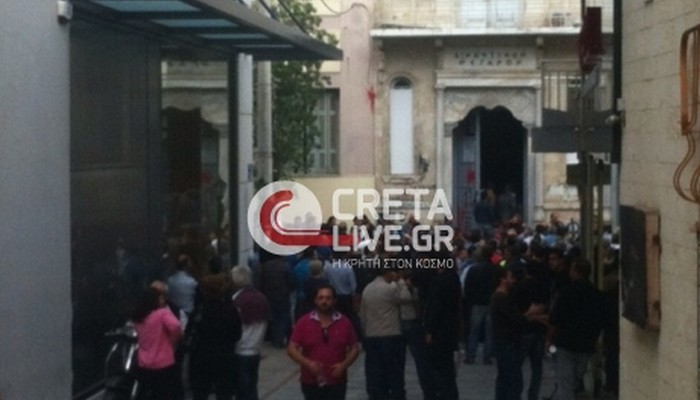 Ένταση στο Ηράκλειο: Αγρότες εισέβαλαν στο Δικαστικό Μέγαρο, τραυματίες αστυνομικοί