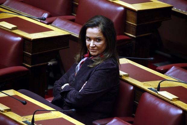 Βέλη Μπακογιάννη σε Στουρνάρα: “Υπάρχει υπερφορολόγηση. Η μεσαία τάξη καταρρέει”