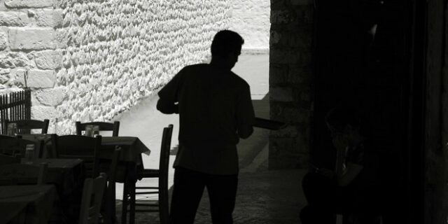 Το τσουχτερό πρόστιμο μείωσε την αδήλωτη εργασία